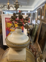 Een Franse Lodewijk XVI witmarmeren en verguld bronzen pendule, 18de/19de eeuw