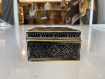 Vase de forme 'meiping', une verseuse et une bo&icirc;te couverte en &eacute;maux cloisonn&eacute;s, Chine, 19&egrave;me/20&egrave;me si&egrave;cle