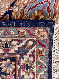 Een Perzisch Kerman (Kirman) tapijt met floraal decor, wol op katoen, 20ste eeuw