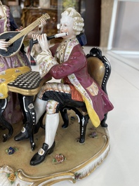 Deux groupes, un milieu de table et une tasse et soucoupe en porcelaine polychrome de Saxe, Allemagne, 19&egrave;me/20&egrave;me si&egrave;cle
