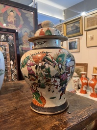 Een gevarieerde collectie Chinees famille rose en verte porselein met geanimeerde sc&egrave;nes en vogels tussen bloesemtakken, 19de/20ste eeuw