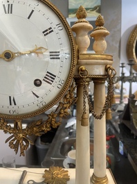 Een Franse Lodewijk XVI witmarmeren en verguld bronzen pendule, 18de/19de eeuw