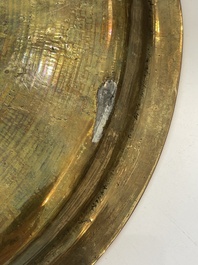 Br&ucirc;le-parfum ajour&eacute;, un plat &agrave; d&eacute;cor grav&eacute; et trois vases en bronze, Chine, 19&egrave;me/20&egrave;me si&egrave;cle