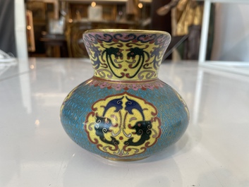 Vase de forme 'meiping', une verseuse et une bo&icirc;te couverte en &eacute;maux cloisonn&eacute;s, Chine, 19&egrave;me/20&egrave;me si&egrave;cle