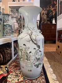 Twee Chinese famille rose vazen met geanimeerde sc&egrave;nes en een blauw-witte celadon vaas met boeddhistische symbolen, 19de/20ste eeuw