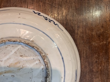 Grand plat en porcelaine de Chine bleu et blanc dit 'de Swatow' &agrave; d&eacute;cor de deux cerfs, Ming