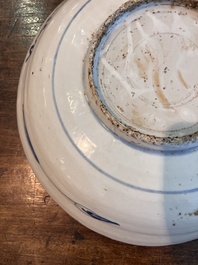 Grand plat en porcelaine de Chine bleu et blanc dit 'de Swatow' &agrave; d&eacute;cor de deux cerfs, Ming