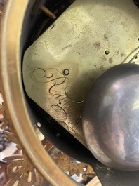 Een Franse Lodewijk XVI witmarmeren en verguld bronzen pendule, 18de/19de eeuw