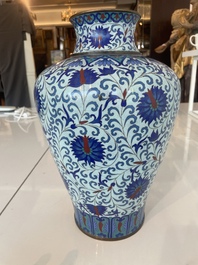 Vase de forme 'meiping', une verseuse et une bo&icirc;te couverte en &eacute;maux cloisonn&eacute;s, Chine, 19&egrave;me/20&egrave;me si&egrave;cle