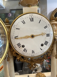Een Franse Lodewijk XVI witmarmeren en verguld bronzen pendule, 18de/19de eeuw