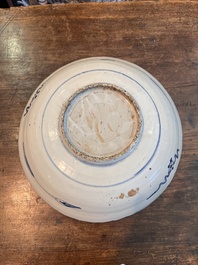Grand plat en porcelaine de Chine bleu et blanc dit 'de Swatow' &agrave; d&eacute;cor de deux cerfs, Ming