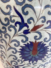 Vase de forme 'meiping', une verseuse et une bo&icirc;te couverte en &eacute;maux cloisonn&eacute;s, Chine, 19&egrave;me/20&egrave;me si&egrave;cle