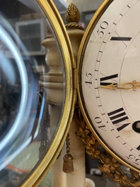 Een Franse Lodewijk XVI witmarmeren en verguld bronzen pendule, 18de/19de eeuw