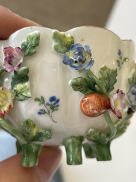 Deux groupes, un milieu de table et une tasse et soucoupe en porcelaine polychrome de Saxe, Allemagne, 19&egrave;me/20&egrave;me si&egrave;cle