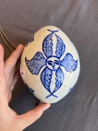 Ornement de forme ovale bleu et blanc et une paire polychrome, Kutahya, Turquie, 18&egrave;me/19&egrave;me si&egrave;cle