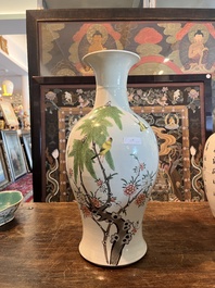 Twee Chinese famille rose vazen, een dekselkom en twee kommen, 19de/20ste eeuw