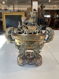 Br&ucirc;le-parfum ajour&eacute;, un plat &agrave; d&eacute;cor grav&eacute; et trois vases en bronze, Chine, 19&egrave;me/20&egrave;me si&egrave;cle