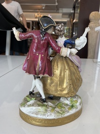 Deux groupes, un milieu de table et une tasse et soucoupe en porcelaine polychrome de Saxe, Allemagne, 19&egrave;me/20&egrave;me si&egrave;cle