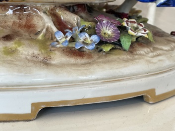 Deux groupes, un milieu de table et une tasse et soucoupe en porcelaine polychrome de Saxe, Allemagne, 19&egrave;me/20&egrave;me si&egrave;cle