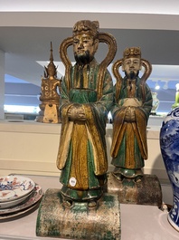 Paire de tuiles faiti&egrave;res sancai et deux paires d'assiettes en porcelaine de Chine famille rose et de style Imari, Ming et post&eacute;rieur