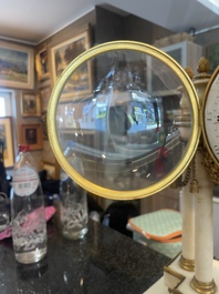 Een Franse Lodewijk XVI witmarmeren en verguld bronzen pendule, 18de/19de eeuw