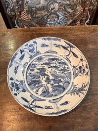 Grand plat en porcelaine de Chine bleu et blanc dit 'de Swatow' &agrave; d&eacute;cor de deux cerfs, Ming