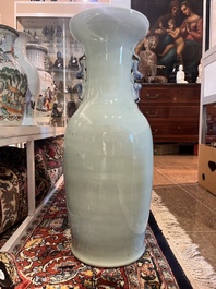 Twee Chinese famille rose vazen met geanimeerde sc&egrave;nes en een blauw-witte celadon vaas met boeddhistische symbolen, 19de/20ste eeuw