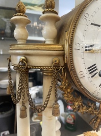 Een Franse Lodewijk XVI witmarmeren en verguld bronzen pendule, 18de/19de eeuw