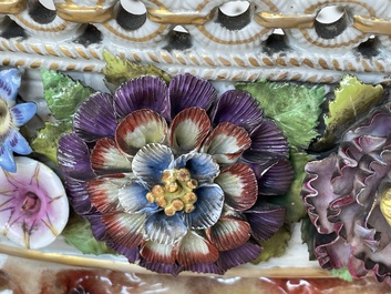 Deux groupes, un milieu de table et une tasse et soucoupe en porcelaine polychrome de Saxe, Allemagne, 19&egrave;me/20&egrave;me si&egrave;cle