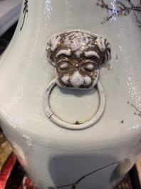 Twee Chinese famille rose vazen met geanimeerde sc&egrave;nes en een blauw-witte celadon vaas met boeddhistische symbolen, 19de/20ste eeuw