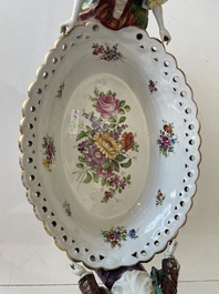 Deux groupes, un milieu de table et une tasse et soucoupe en porcelaine polychrome de Saxe, Allemagne, 19&egrave;me/20&egrave;me si&egrave;cle