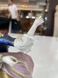 Deux groupes, un milieu de table et une tasse et soucoupe en porcelaine polychrome de Saxe, Allemagne, 19&egrave;me/20&egrave;me si&egrave;cle