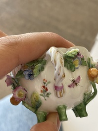 Deux groupes, un milieu de table et une tasse et soucoupe en porcelaine polychrome de Saxe, Allemagne, 19&egrave;me/20&egrave;me si&egrave;cle