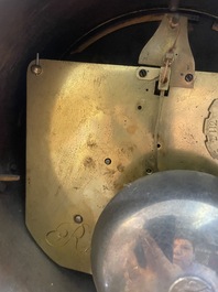 Een Franse Lodewijk XVI witmarmeren en verguld bronzen pendule, 18de/19de eeuw