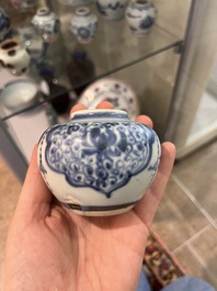 Collection vari&eacute;e en porcelaine de Chine bleu et blanc, Ming