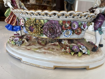 Deux groupes, un milieu de table et une tasse et soucoupe en porcelaine polychrome de Saxe, Allemagne, 19&egrave;me/20&egrave;me si&egrave;cle