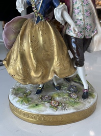 Deux groupes, un milieu de table et une tasse et soucoupe en porcelaine polychrome de Saxe, Allemagne, 19&egrave;me/20&egrave;me si&egrave;cle