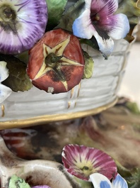 Deux groupes, un milieu de table et une tasse et soucoupe en porcelaine polychrome de Saxe, Allemagne, 19&egrave;me/20&egrave;me si&egrave;cle