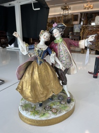 Deux groupes, un milieu de table et une tasse et soucoupe en porcelaine polychrome de Saxe, Allemagne, 19&egrave;me/20&egrave;me si&egrave;cle