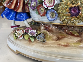 Deux groupes, un milieu de table et une tasse et soucoupe en porcelaine polychrome de Saxe, Allemagne, 19&egrave;me/20&egrave;me si&egrave;cle