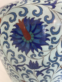 Vase de forme 'meiping', une verseuse et une bo&icirc;te couverte en &eacute;maux cloisonn&eacute;s, Chine, 19&egrave;me/20&egrave;me si&egrave;cle