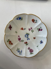 Deux groupes, un milieu de table et une tasse et soucoupe en porcelaine polychrome de Saxe, Allemagne, 19&egrave;me/20&egrave;me si&egrave;cle