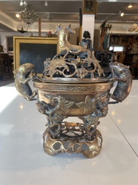 Br&ucirc;le-parfum ajour&eacute;, un plat &agrave; d&eacute;cor grav&eacute; et trois vases en bronze, Chine, 19&egrave;me/20&egrave;me si&egrave;cle
