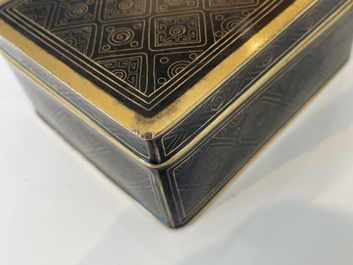 Vase de forme 'meiping', une verseuse et une bo&icirc;te couverte en &eacute;maux cloisonn&eacute;s, Chine, 19&egrave;me/20&egrave;me si&egrave;cle