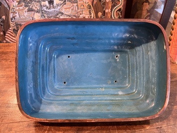 Importante bo&icirc;te couverte de forme rectangulaire en &eacute;maux cloisonn&eacute;s &agrave; fond jaune, Chine, 19&egrave;me si&egrave;cle