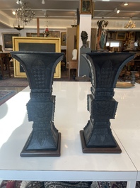 Br&ucirc;le-parfum ajour&eacute;, un plat &agrave; d&eacute;cor grav&eacute; et trois vases en bronze, Chine, 19&egrave;me/20&egrave;me si&egrave;cle