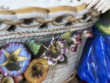 Deux groupes, un milieu de table et une tasse et soucoupe en porcelaine polychrome de Saxe, Allemagne, 19&egrave;me/20&egrave;me si&egrave;cle