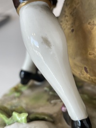 Deux groupes, un milieu de table et une tasse et soucoupe en porcelaine polychrome de Saxe, Allemagne, 19&egrave;me/20&egrave;me si&egrave;cle