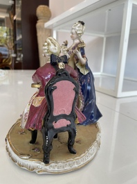 Deux groupes, un milieu de table et une tasse et soucoupe en porcelaine polychrome de Saxe, Allemagne, 19&egrave;me/20&egrave;me si&egrave;cle