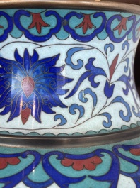 Vase de forme 'meiping', une verseuse et une bo&icirc;te couverte en &eacute;maux cloisonn&eacute;s, Chine, 19&egrave;me/20&egrave;me si&egrave;cle